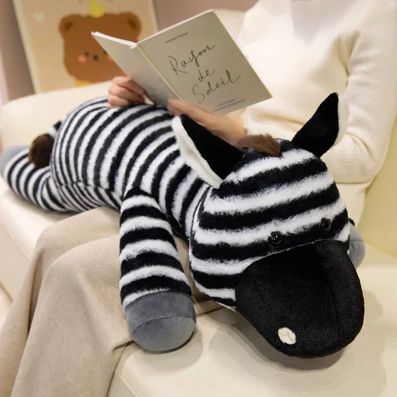 Peluche zèbre XXL ultra douce disponible en 40, 60 et 90 cm, idéale comme coussin de corps, décoration de chambre ou cadeau.