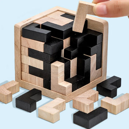 Puzzle cube 3D en bois avec pièces interlock noires et naturelles assemblées en casse-tête éducatif.
