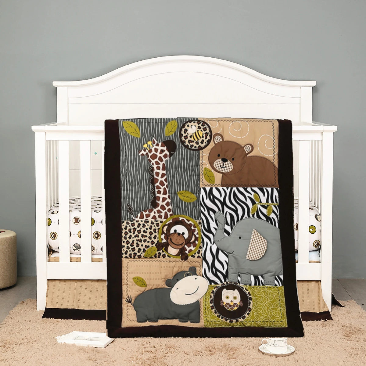 Ensemble de literie jungle brodée pour bébé avec animaux safari comprenant une douillette, un drap contour et une jupe de lit pour bassinette.