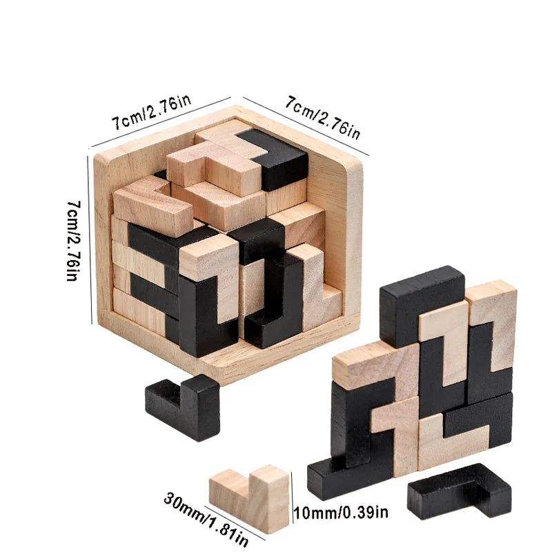Puzzle cube 3D en bois avec pièces interlock noires et naturelles assemblées en casse-tête éducatif.