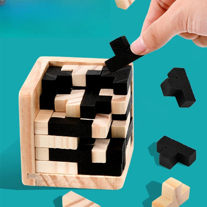 Puzzle cube 3D en bois avec pièces interlock noires et naturelles assemblées en casse-tête éducatif.