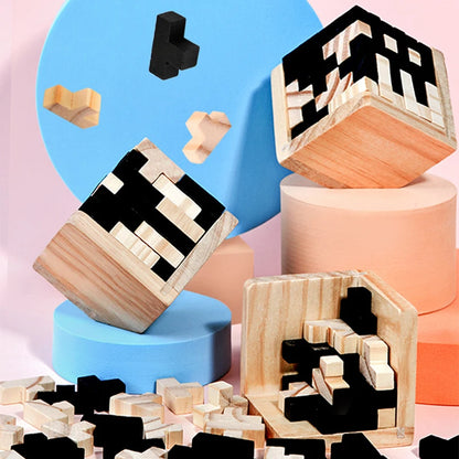 Puzzle cube 3D en bois avec pièces interlock noires et naturelles assemblées en casse-tête éducatif.