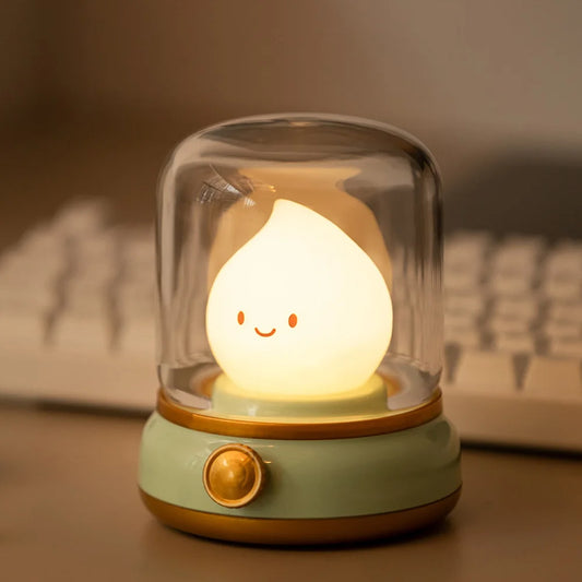 Lampe veilleuse LED en forme de bougie sans flamme avec lumière chaude douce sous cloche en verre, idéale pour ambiance relaxante et chambre à coucher