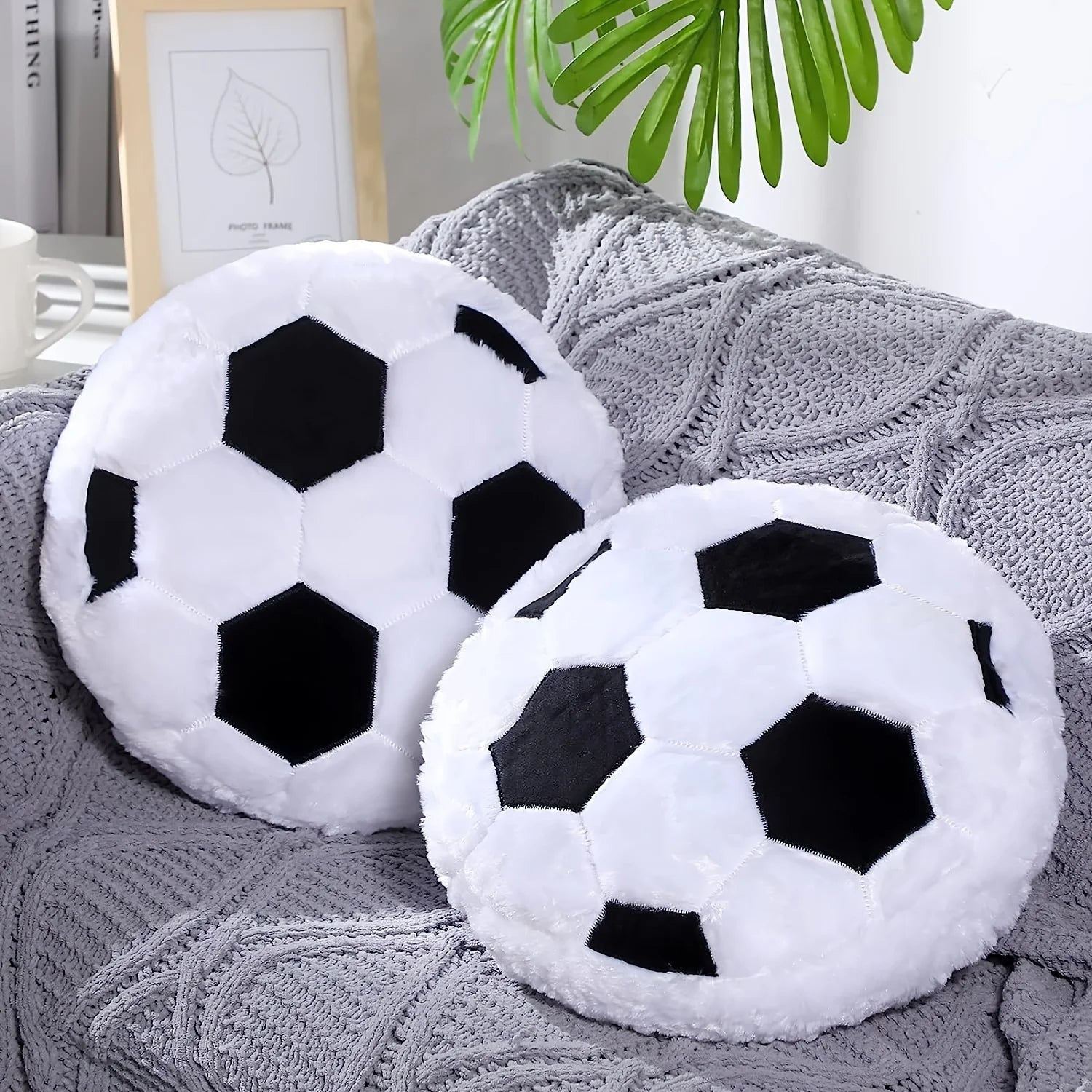 Coussin ballon de soccer en peluche noir et blanc, coussin décoratif doux pour chambre.