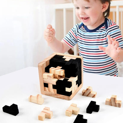 Puzzle cube 3D en bois avec pièces interlock noires et naturelles assemblées en casse-tête éducatif.
