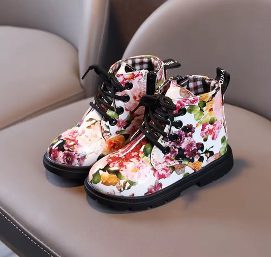 Botas florales de moda