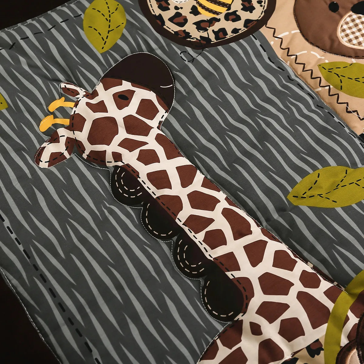Ensemble de literie jungle brodée pour bébé – Douillette et drap contour pour bassinette