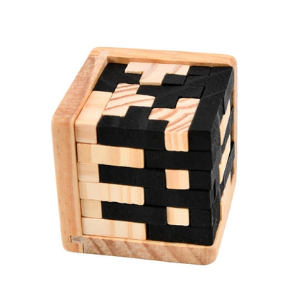 Puzzle cube 3D en bois avec pièces interlock noires et naturelles assemblées en casse-tête éducatif.