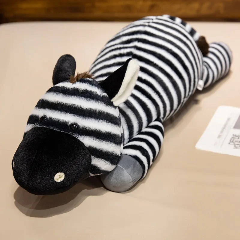 Peluche zèbre XXL ultra douce disponible en 40, 60 et 90 cm, idéale comme coussin de corps, décoration de chambre ou cadeau.